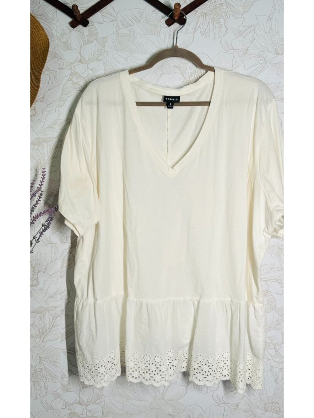 Torrid 3 Womens White Eyelet V-Neck Tunic Top Size 3x Short Sleeves 100% Cotton